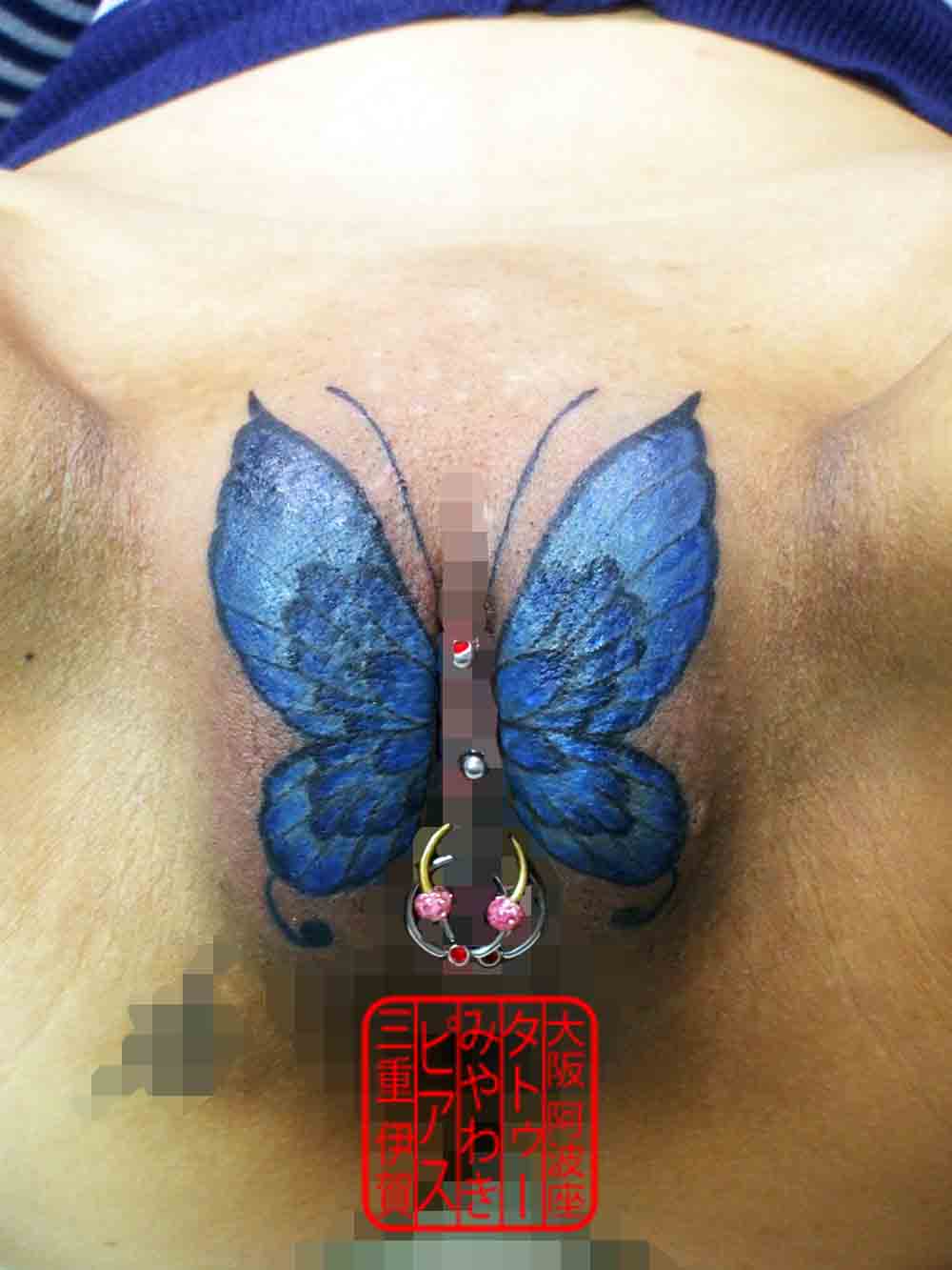 女性器を胴体に見立てた青色でのグラデーションの蝶。