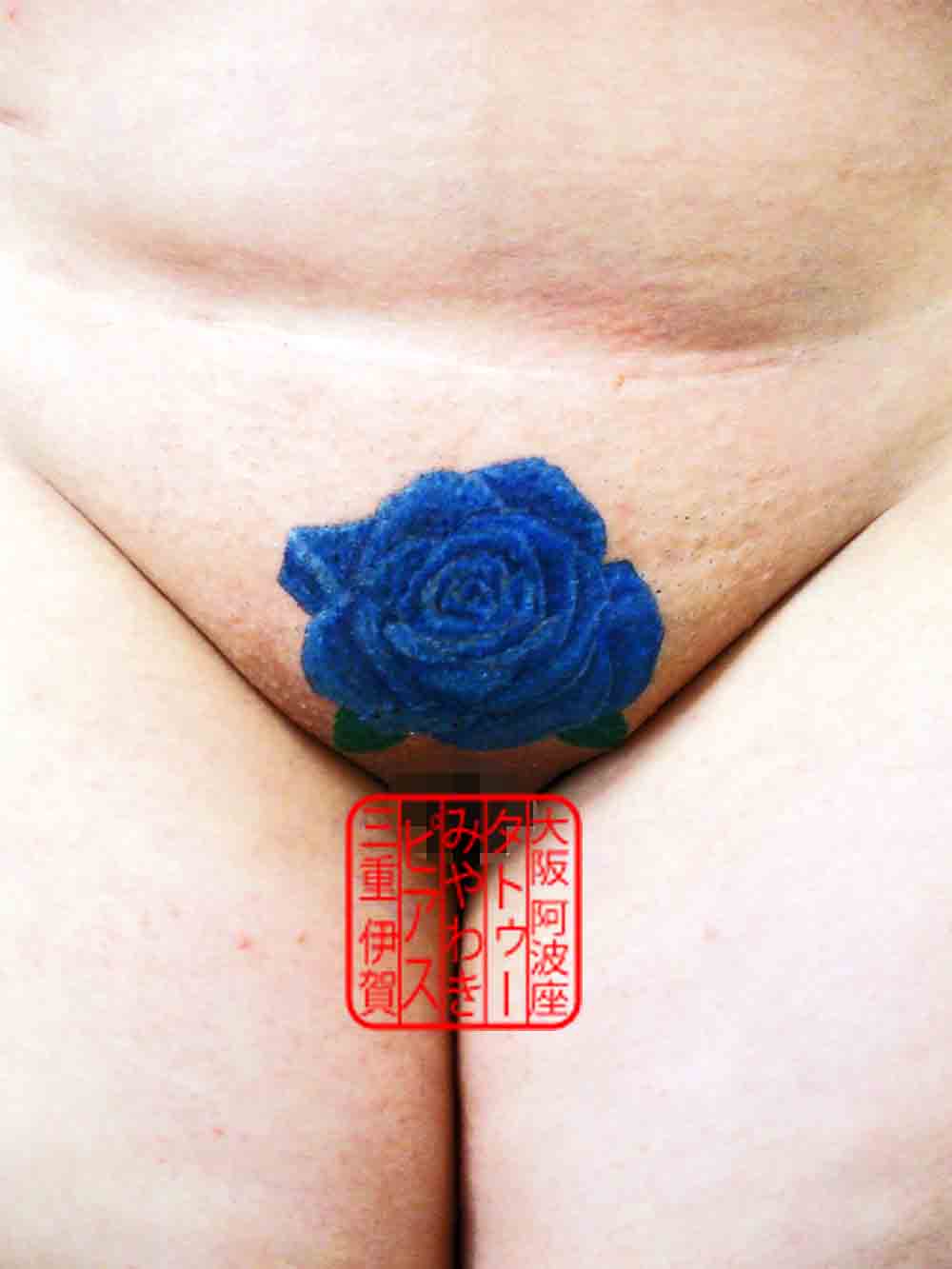 下腹部にリアルなタッチの青い薔薇。