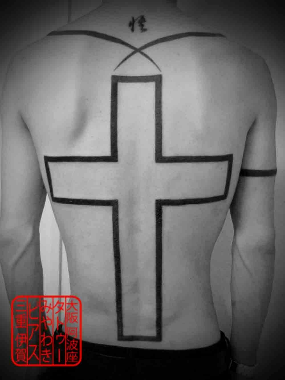 背中一面にシンプルな十字架