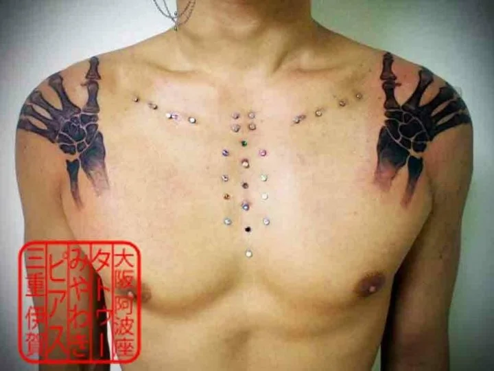 両肩にレントゲン画像風の手のデザイン