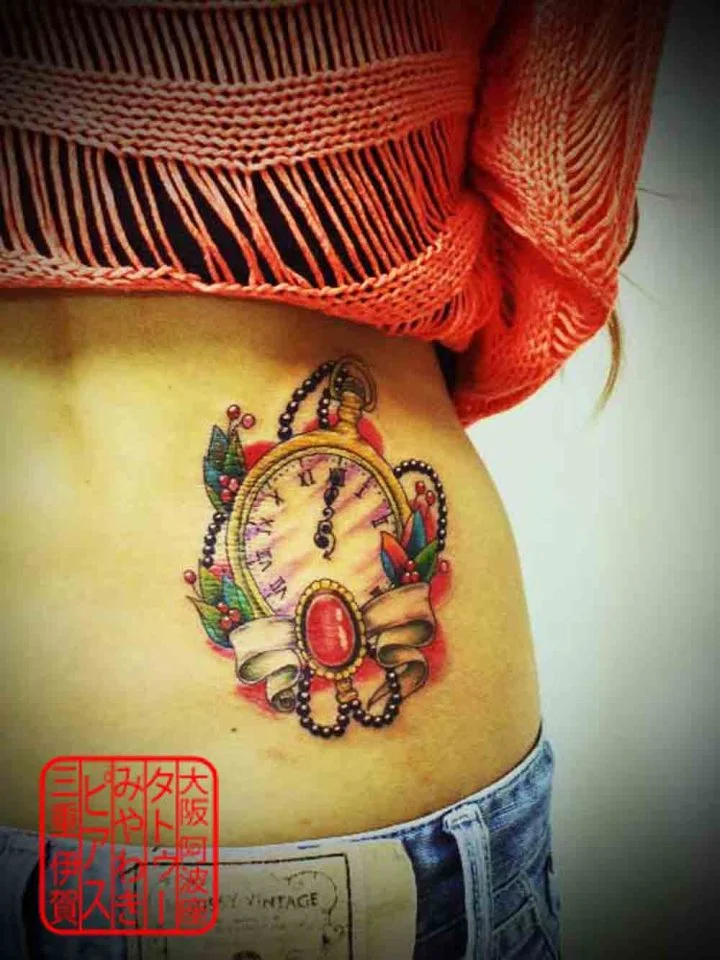 右腰に時計と宝飾品のデザイン。