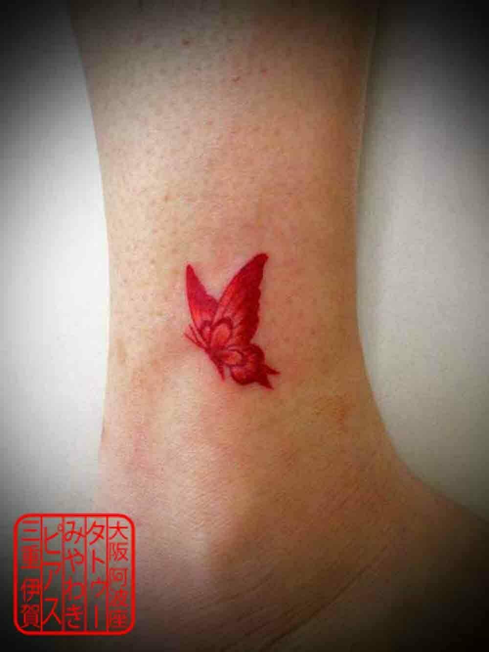 足首に赤い蝶