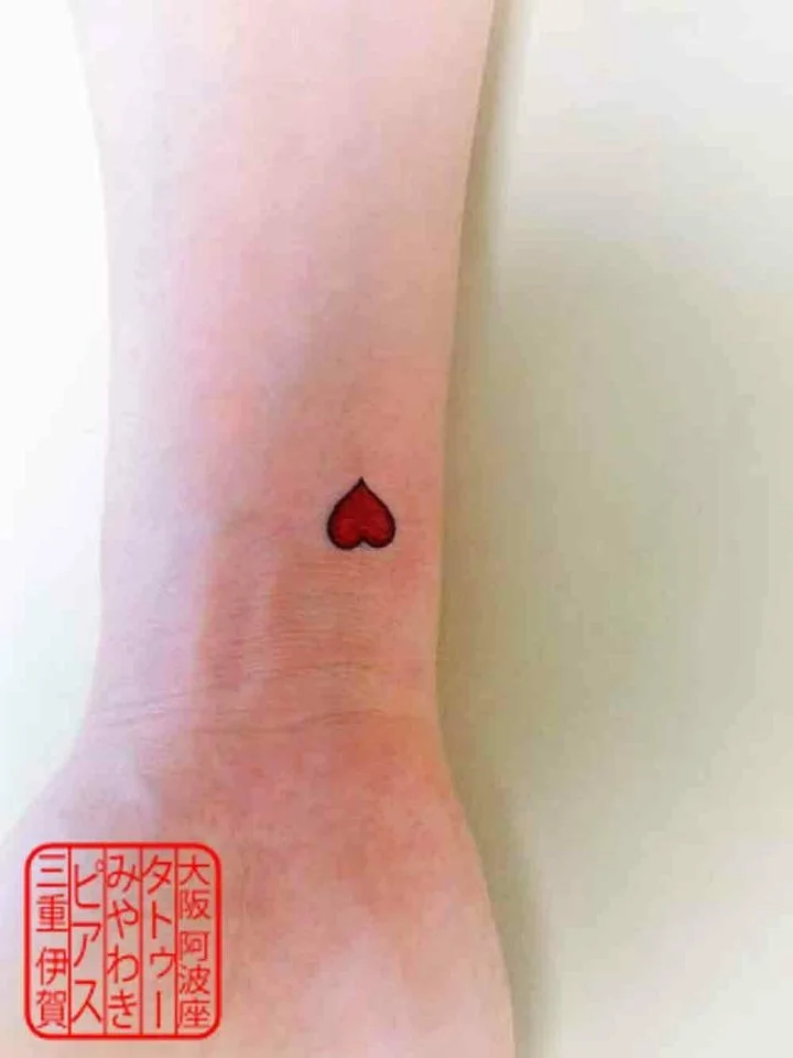 手首に赤いハート