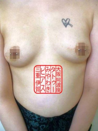 両乳首に水平にバーベルジュエリーでピアッシング