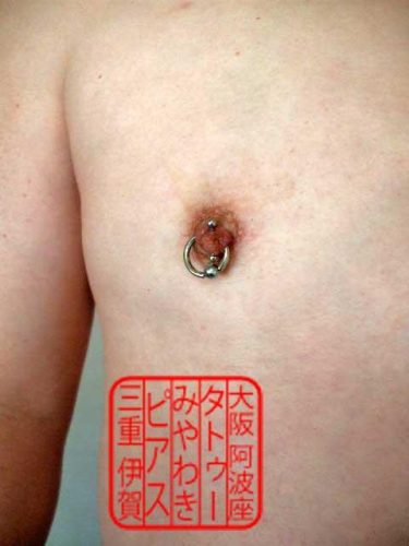 右乳首に水平にリングジュエリー、バーベルで縦に二連でピアッシング。縦のニップルピアッシングはバーティカルニップルピアッシングと言います。