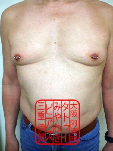 両乳首に水平にバーベルジュエリーでピアッシング