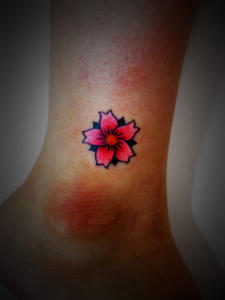 足首にカラーで桜の花一輪のワンポイントタトゥー