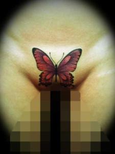 下腹部にピンク系の蝶
