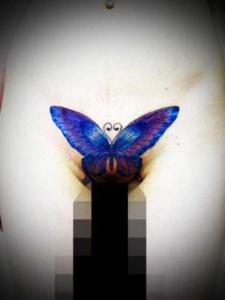 下腹部に青い蝶