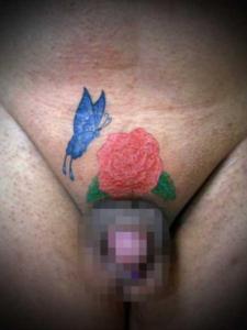 下腹部に赤い薔薇に向かって飛ぶイメージの青い蝶