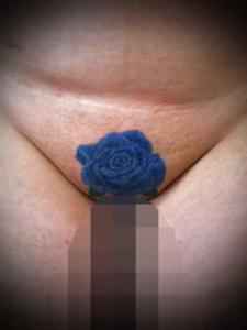 下腹部にリアルな青い薔薇