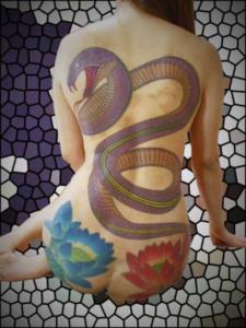 背中に紫の蛇と蓮の花。数十年後先の見た目も考慮して、デフォルメを少なくしたデザイン。