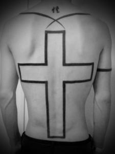 背中にシンプルな十字架