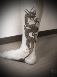 足裏からふくらはぎにかけて龍のタトゥー