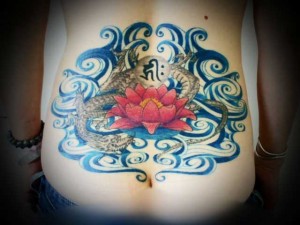 腰に抽象的な波のカスタムデザインと龍と蓮の花、玉の中に梵字
