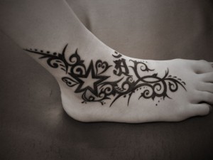足の甲から足首に星と梵字をミックスしたカスタムデザインのトライバル