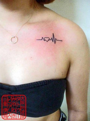 small tattoo chest electro cardiogram Tattoo at Awaza Osaka Studio and Iga Mie Studio / 大阪市阿波座、三重県伊賀市のタトゥースタジオで施術した、左胸に黒い細い線でハートをデザインに組み込んだ心電図の小さいワンポイントタトゥー