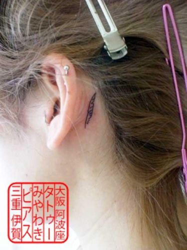 small tattoo era back feather Tattoo at Awaza Osaka Studio and Iga Mie Studio / 大阪市阿波座、三重県伊賀市のタトゥースタジオで施術した、左耳の後ろに黒い細い線でのシンプルな羽根の小さいワンポイントタトゥー