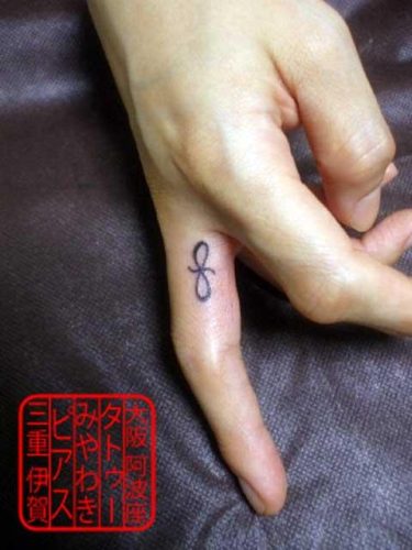 small tattoo finger infinity mark Tattoo at Awaza Osaka Studio and Iga Mie Studio / 大阪市阿波座、三重県伊賀市のタトゥースタジオで施術した、右手中指に無限大のマークを黒色でのワンポイントタトゥー