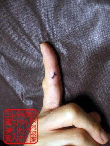 small tattoo finger note Tattoo at Awaza Osaka Studio and Iga Mie Studio / 大阪市阿波座、三重県伊賀市のタトゥースタジオで施術した、左手中指に黒で小さい音符のワンポイントタトゥー