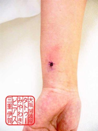 　small letters Tattoo at Awaza Osaka Studio and Iga Mie Studio / 大阪市阿波座、三重県伊賀市のタトゥースタジオで施術した、右手首内側に小さい黒色で、英語の大文字でR１文字のワンポイントタトゥー