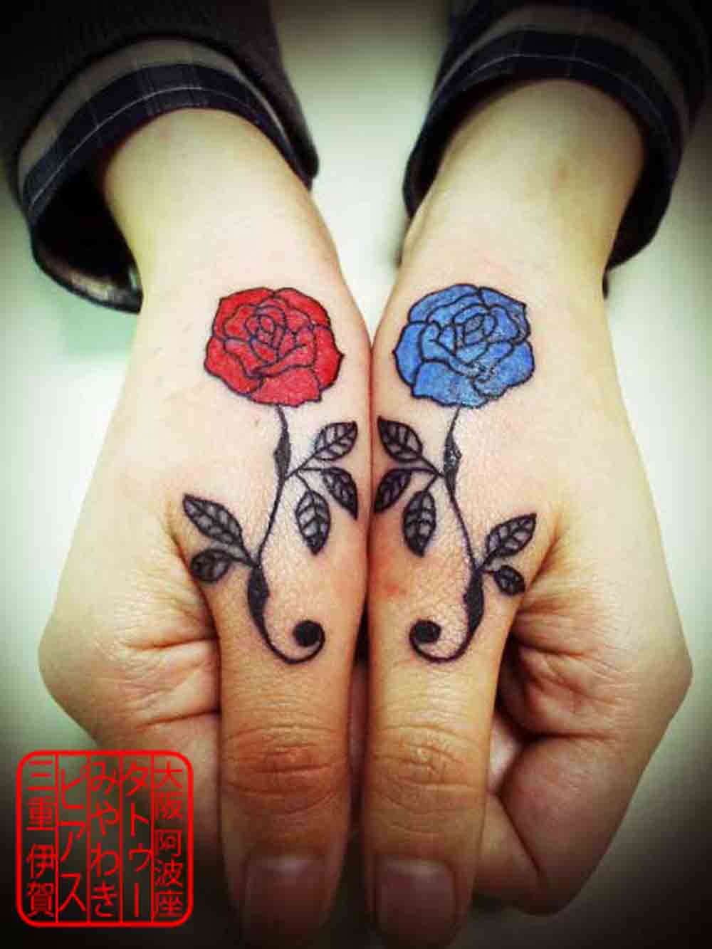 親指延長上の手のひらに右は赤、左は青の薔薇